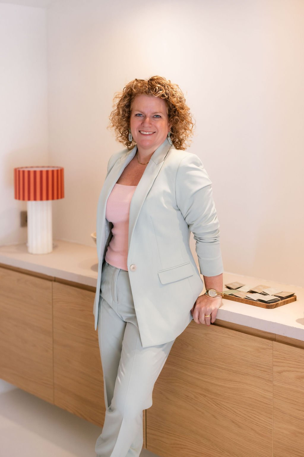 coach leunt tegen kast coach leunt tegen kast